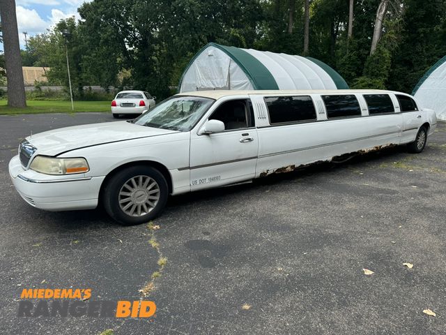 Lot 30-2795 - 2006 Lincoln Town Car Limo