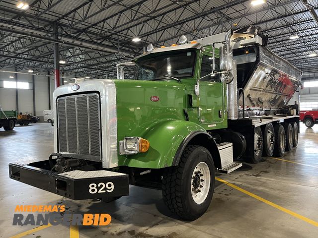 Lot 30-1953 - 2016 Peterbilt 367 4792 Flowboy Live Bottom Quint Axle Asphalt