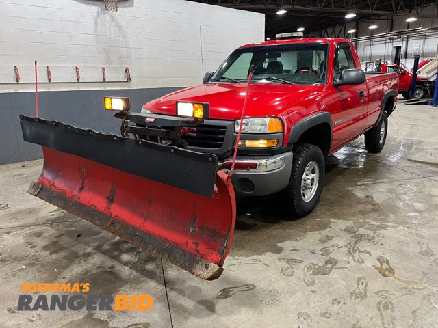 Lot 30-2755 - 2003 GMC Sierra 2500HD with a 6.0L V8 OHV 16V engine. with 7'6" Plow Regular Cab Long Box Pickup Truck 4x4