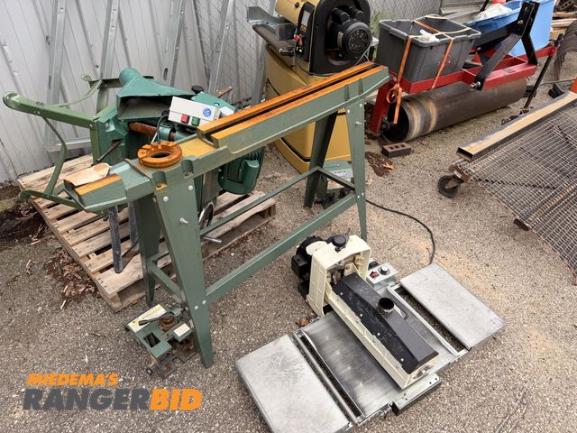 Lot 30-3494 - Tools including wood lathe, planer