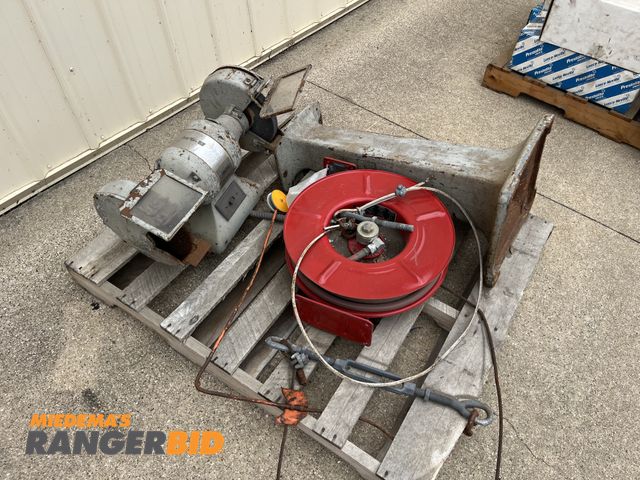 Lot 30-1722 - Black &amp; Decker 3ph Grinder with stand also includes hose reel.