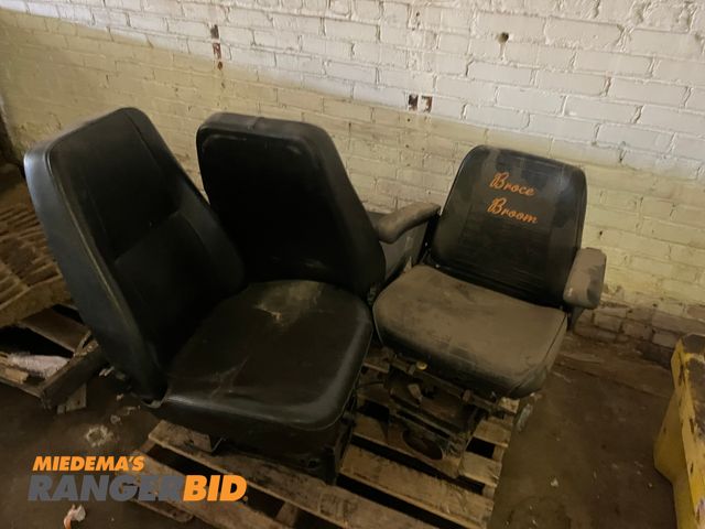 Lot 30-3970 - 3 Truck seats