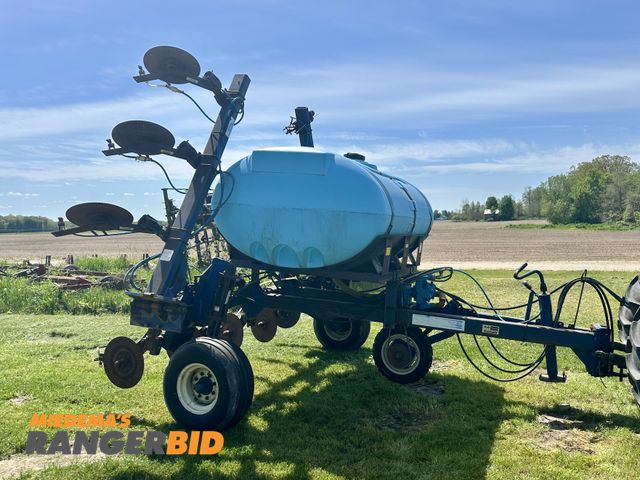 Lot 30-5001 - Blu-Jet liquid fertilizer applicator, SD series, 12 row, has brand new pump.