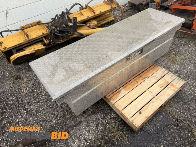 Lot 30-3356 - Truck tool box