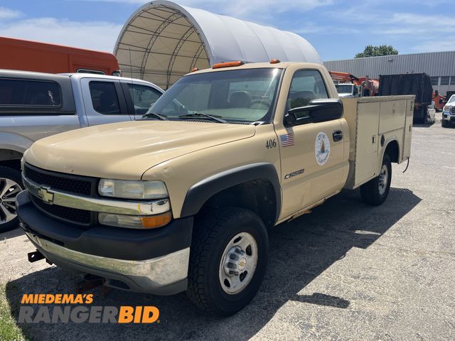 Lot 30-3709 - 2002 Chevrolet Silverado Regular Cab Service Body Pickup Truck 4x4