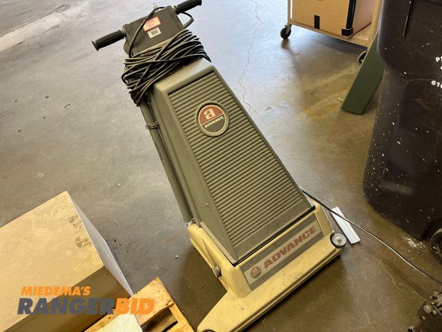 Lot 30-3815 - 1 Advance Carpetriever 28XP 28"
