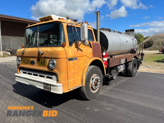 Lot 30-1434 - 1989 Ford C8000 with a 10.4L V8 DIESEL engine. Rosco RRH Tar Distributor - 1650 Gallon