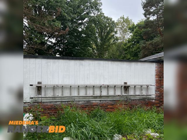 Lot 30-9791 - 1 Aluminum Extension Ladder 32 foot aluminum extension ladder.