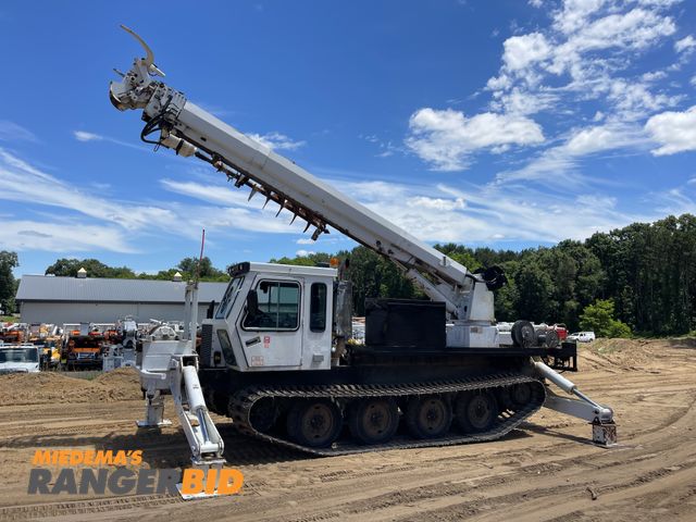 Lot 30-11283 - 2006 ALTEC D4060 DIGGER DERRICK CRAWLER ALL TERRAIN Altec Digger Derrick Backyard Crawler All Terrai...