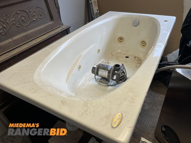 Lot 30-4578 - Jacuzzi Tub with Pump