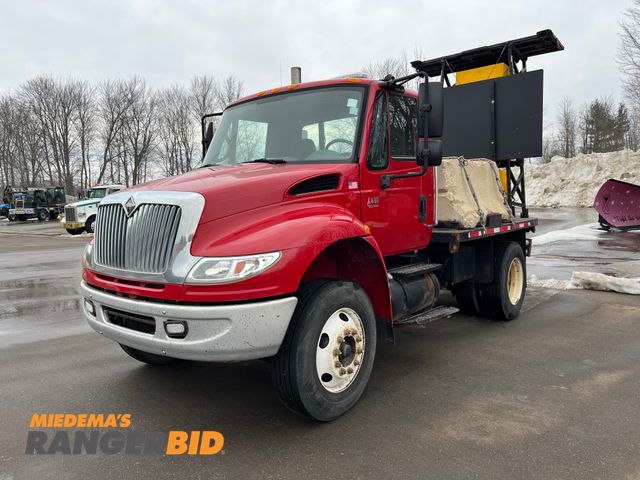Lot 30-2484 - 2005 International 4400 SBA  4X2  Attenuator / Crash / Safety Truck with a 7.6L L6 DIESEL engine. Fl...
