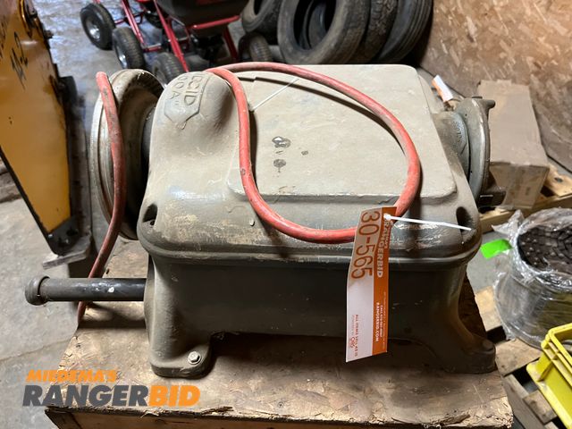 Lot 30-565 - Rigid 400 A Pipe Threader with Speed Grip Electric Powered Single Phase