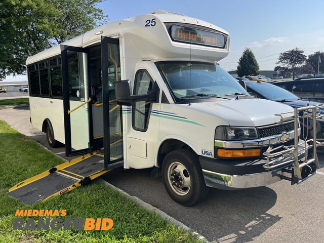 Lot 30-1109 - 2017 Chevrolet Express with a 6.0L V8 engine. 4500 Small Bus RWD