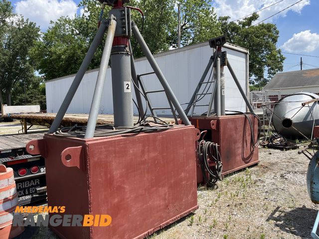 Lot 30-1040 - Set of Hydraulic Gantry Lifts with Pump 60 ton capacity. Pump is gas powered with 408 hours.