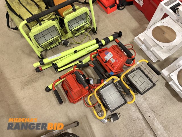 Lot 30-3559 - Set of (6) halogen work lights with a stand