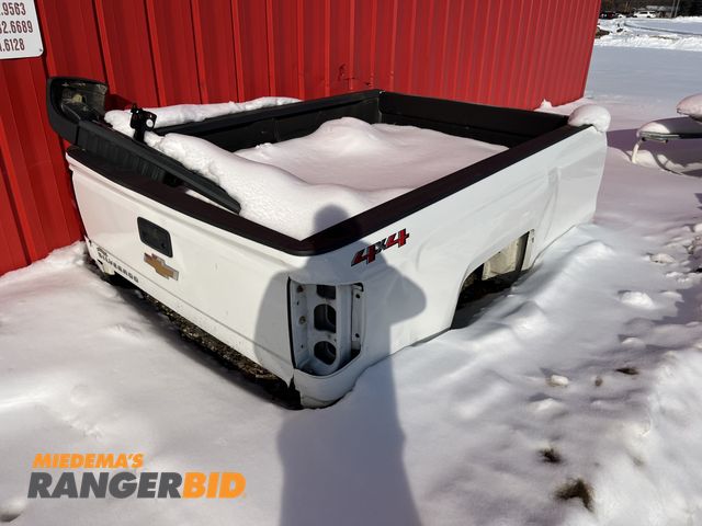 Lot 30-4627 - 2019 Chevrolet 2500 8'Box with tailgate