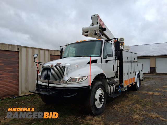 Lot 30-11137 - 2016 INTERNATIONAL DURASTAR 4400 Bucket Boom Utility Truck The Altec TA41 articulating &amp; telesco...