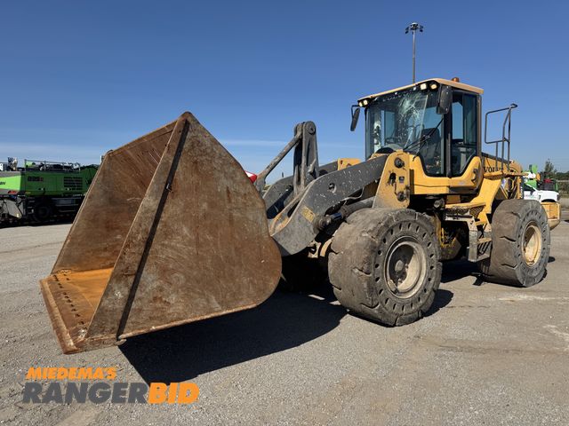 Lot 30-11407 - 2011 Volvo L120F Loader 2011 VOLVO L120F VCEL120FJ00025803, 19,736 HRS, TRASH SPEC, SOLID TIRES *STA...