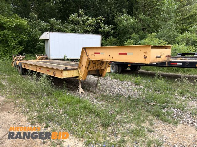 Lot 30-1100 - 1975 Fruehauf 25 ton Step Deck Trailer