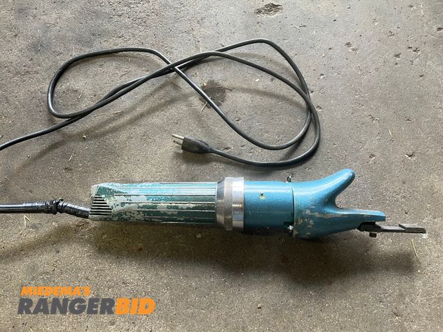 Lot 30-16 - 1 Biax 8E Electric Powered Single Phase Biax Biax 8E power flaker

Pickup by appointment only