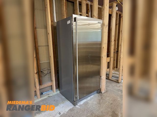 Lot 30-16 - Electric Electrolux ICON E32AR75JPS0 Refrigerator