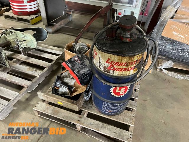 Lot 30-4144 - Pallet of Miscellaneous Mechanic items See pics Located in the North building