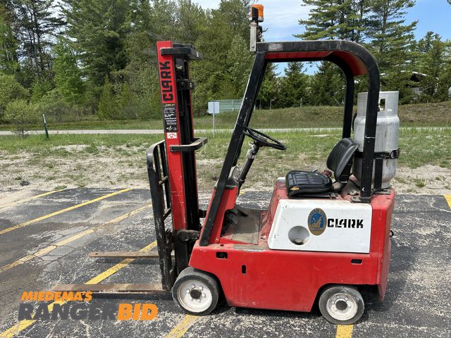 Lot 30-11172 - CLARK C500-25 Forklift OLDER FUNCTIONING 2500# CLARK WHEELED FORKLIFT. DOES RUN AND OPERATE BUT DOES...