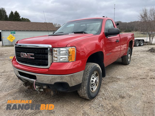 Lot 30-4826 - 2013 GMC Sierra 2500 Regular Cab Pickup Truck 4x4
