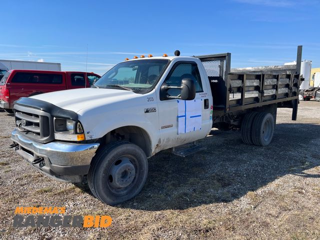 Lot 30-102 - 2004 Ford F-550 with a 6.0L V8 OHV 32V TURBO DIESEL engine. Regular Cab Flatbed Pickup Truck RWD