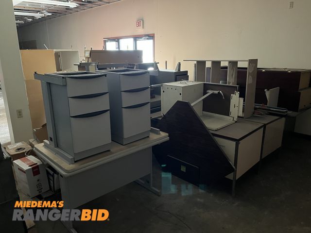 Lot 30-1540 - Large amount of desks (wood and metal), Filing cabinets and more.