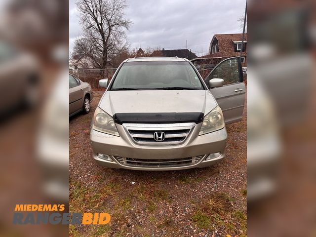Lot 30-10817 - 2005 Honda ODYSSEY Mini Van Runs and drives, was driven to where we parked it.