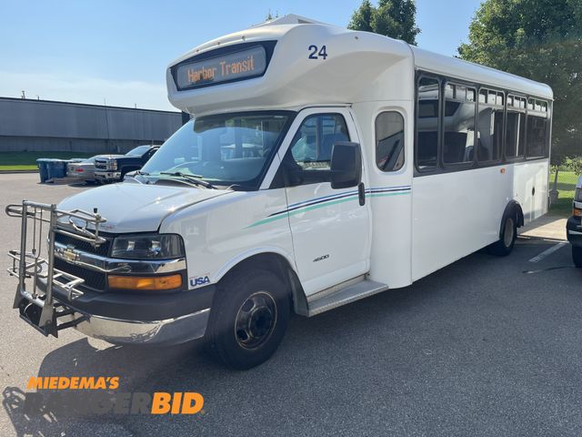 Lot 30-1113 - 2017 Chevrolet Express with a 6.0L V8 engine. 4500 Small Bus RWD