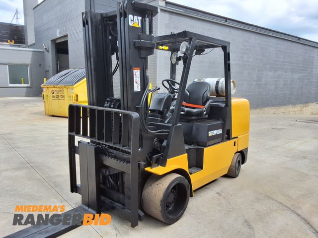 Lot 30-249 - 2002 Caterpillar 12,000lbs Capacity Forklift - See Video for Operation