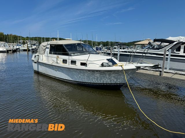 Lot 30-2793 - 1989 Carver 28' Cuddy Cabin
