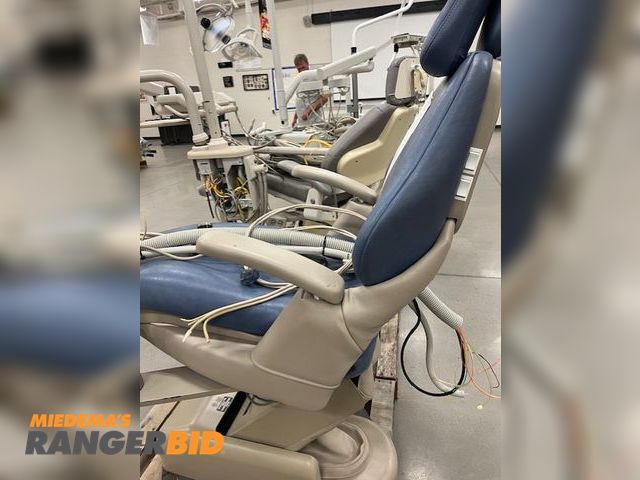 Lot 30-5623 - 1 signet royal dental chair dental chair Royal signet brand dental patient exam chair with water,air and suction hookups, this was used by our  student dental program