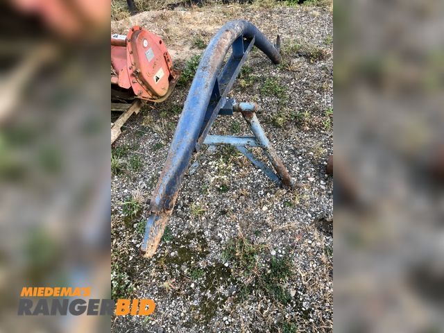 Lot 30-29J - 3 pt lift pole / boom 3 pt lift pole / boom, has hook welded on end, approx 80" end to end, 3 pt app...