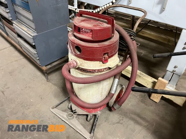 Lot 30-367 - Dayton Professional Wet Dry Vacuum 6Z007 Electric Powered