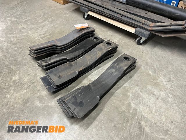 Lot 30-4010 - New Rotary Mower Blades that fit old John Deere Flex Wing mower deck.