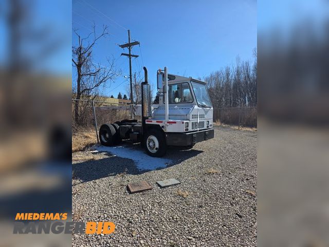 Lot 30-58963 - 1999 Ottawa Yard Truck Switch Tractor This dependable vehicle is purpose-built for high-efficiency m...