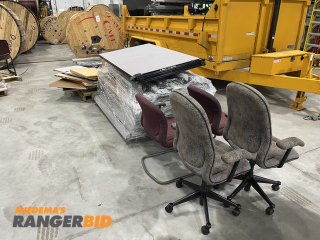 Lot 30-1767 - Lot includes cubicles and Herman Miller chairs