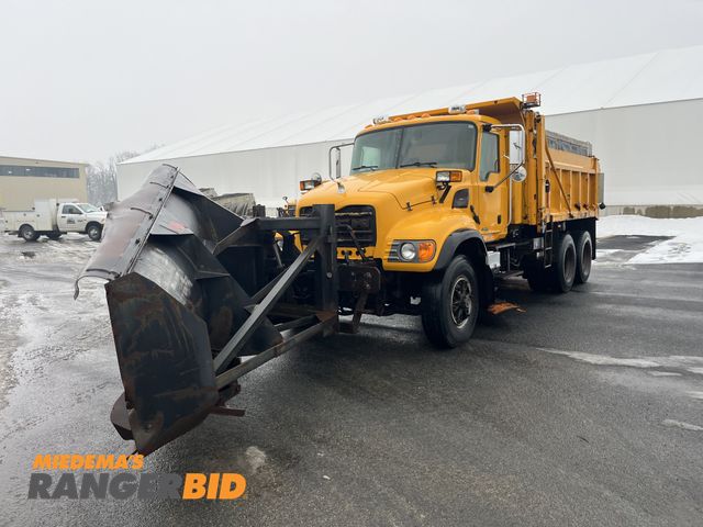 Lot 30-4851 - 2006 Mack CV713 Granite 6x4 with a 12.0L L6 DIESEL engine. Dump Truck