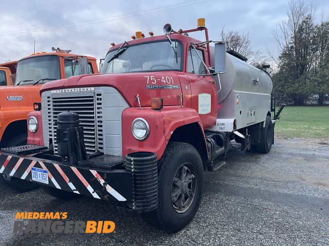 Lot 30-11260 - 1975 International Fleetstar 2070A Tar Distributor
