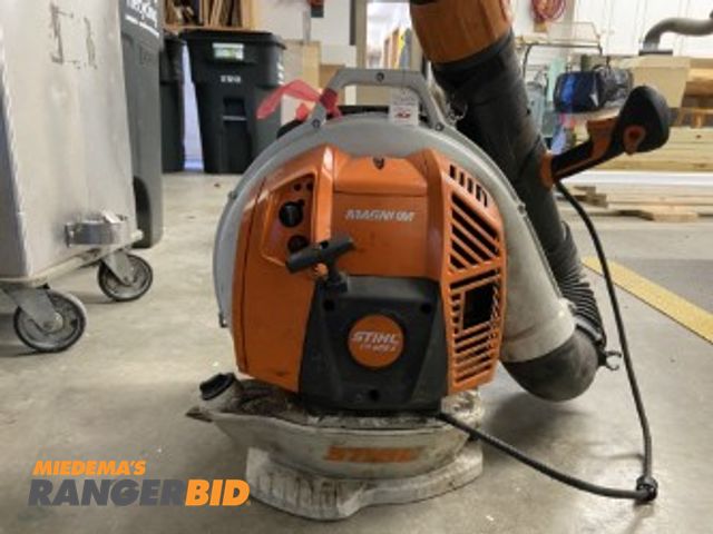 Lot 30-10697 - 1 stihl CR 800 X Portable Backpack Leaf Blower Motor is locked up.  For parts only