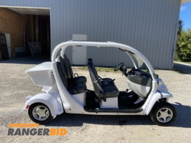 Lot 30-10700 - 2005 GEM 825 e4 Low Speed Vehicle (step up from golf cart)