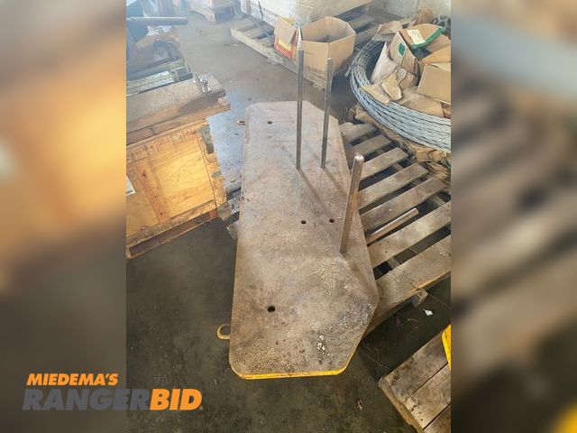 Lot 30-2002 - Counter Weight off John Deere 644D