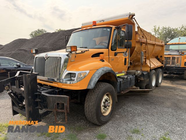 Lot 30-3509 - 2005 International 7600 6X4 Dump Truck