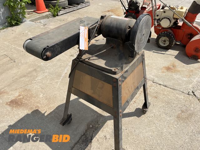 Lot 30-1587 - Dayton 6 x 9" Belt and Disc Sander Single Phase