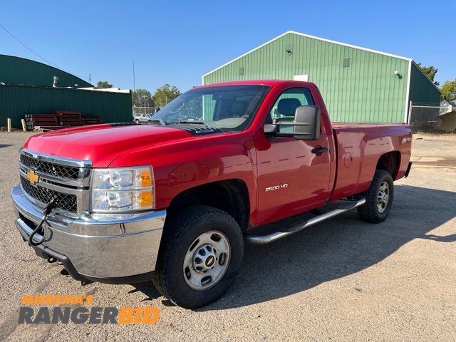 Lot 30-3949 - 2013 Chevrolet Silverado 2500HD with a 6.0L V8 OHV 16V FFV engine. Regular Cab Long Box Pickup Truck 4x4
