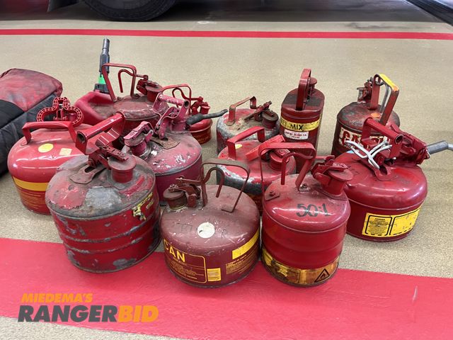 Lot 30-4736 - Lot of metal gas cans