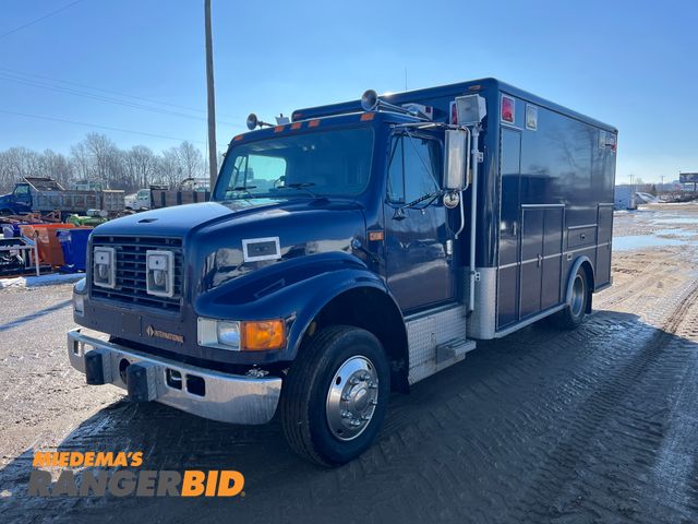 Lot 30-566 - 1993 International 4700 4x2 with a 5.9L L6 DIESEL engine. Ambulance
